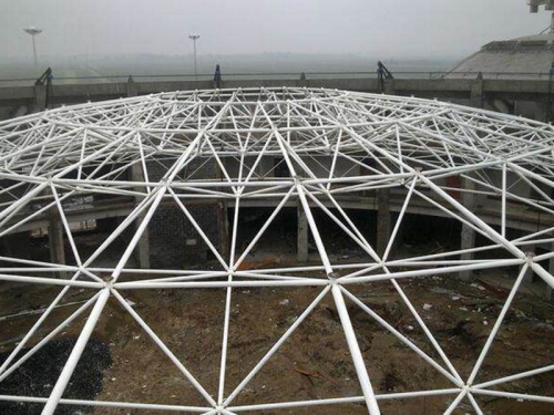 论钢结构建筑球形网架搭建